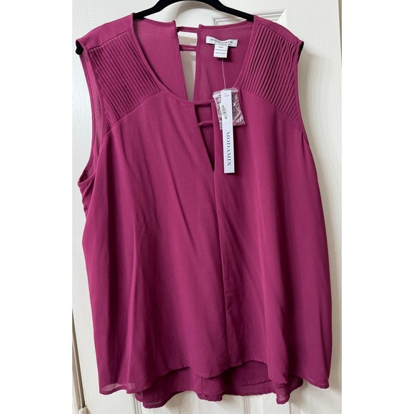 Tops - Mauve plus size 20W pull over sleeve less top. Keyhole neck button back neck NWT